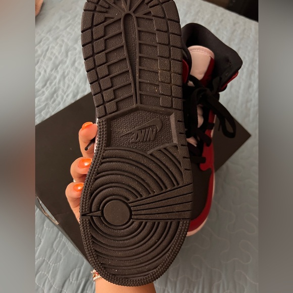 JORDAN 1 MID CHICAGO BLACK TOE GS | Size 6Y - Picture 8 of 11